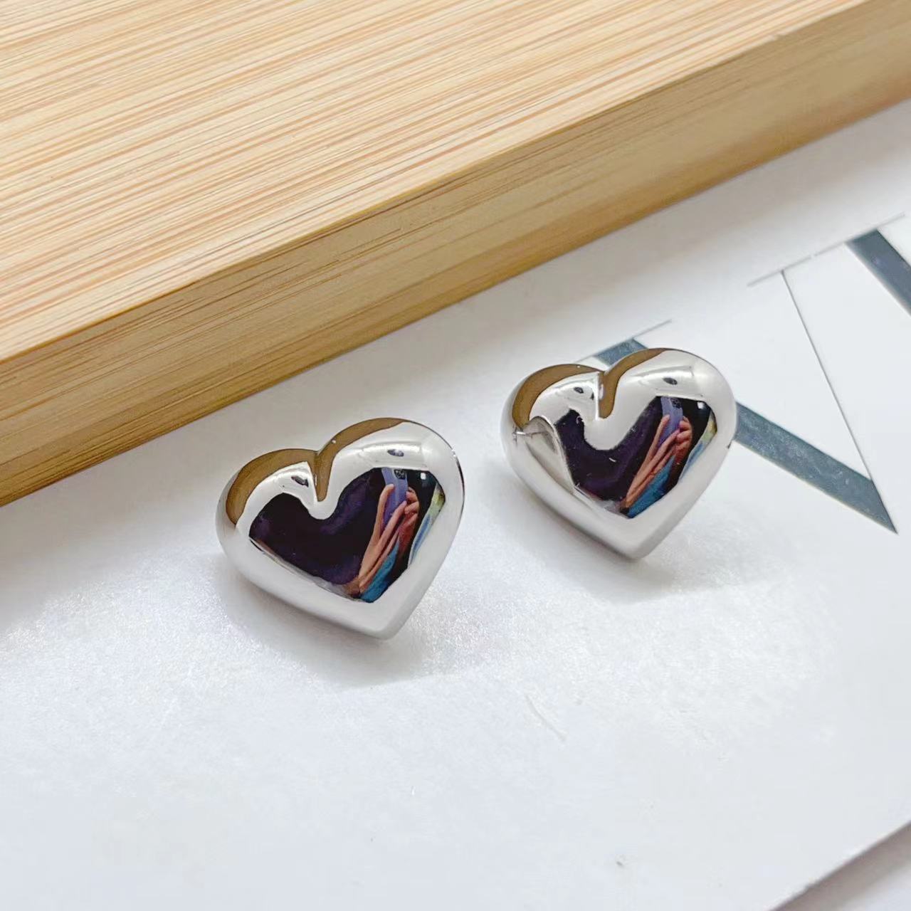 Smooth earrings, heart-shaped stud earrings, INS style, simple heart-shaped smooth copper-plated heart hollow earrings for women Application Scenario