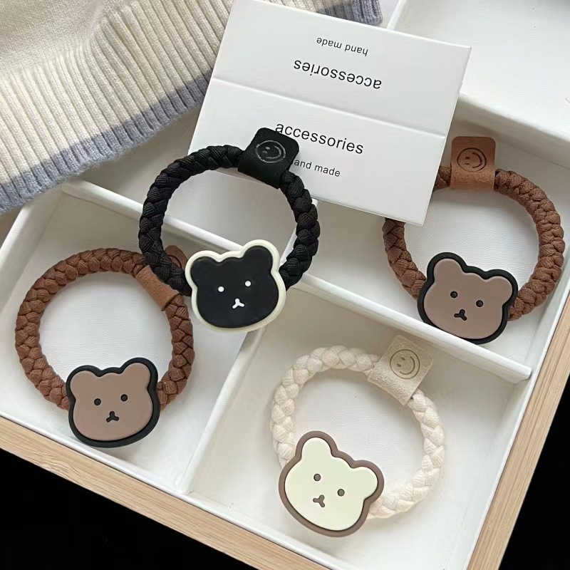 Cute little bear hair clips in coffee color, girls' side fringe bangs, bb clips, high-elasticity hair strings, children's duckbill clips and headwear Application Scenario