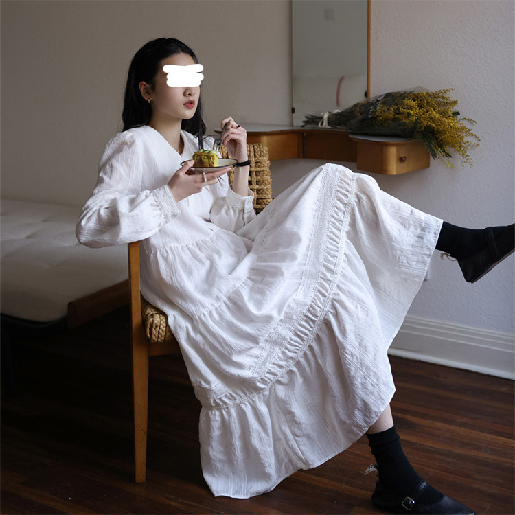 This is a white, fairy-like dress with a texture and a college style from Xuzhou Heavy Industry. It features a Japanese-style large lapel, high waist, loose and knee-length long dress that looks old details Picture