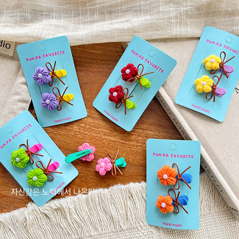 A new Korean knitted sweater, fashionable and cute, colorful flower bow clip, bangs clip, and a pair of broken hair clips for girls Application Scenario