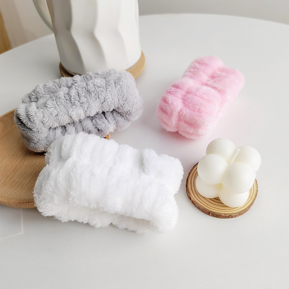 Cross-border Amazon flannel solid color wrist strap wholesale, girls' face wash plush wrist guard, absorbent and sweat-wiping wrist strap Application Scenario