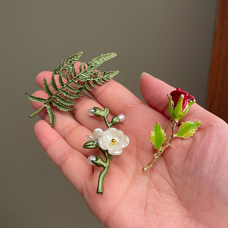 Green plant flower brooch, pearl anti-glare pin accessory, high-end women's fresh and delicate suit brooch decoration details Picture