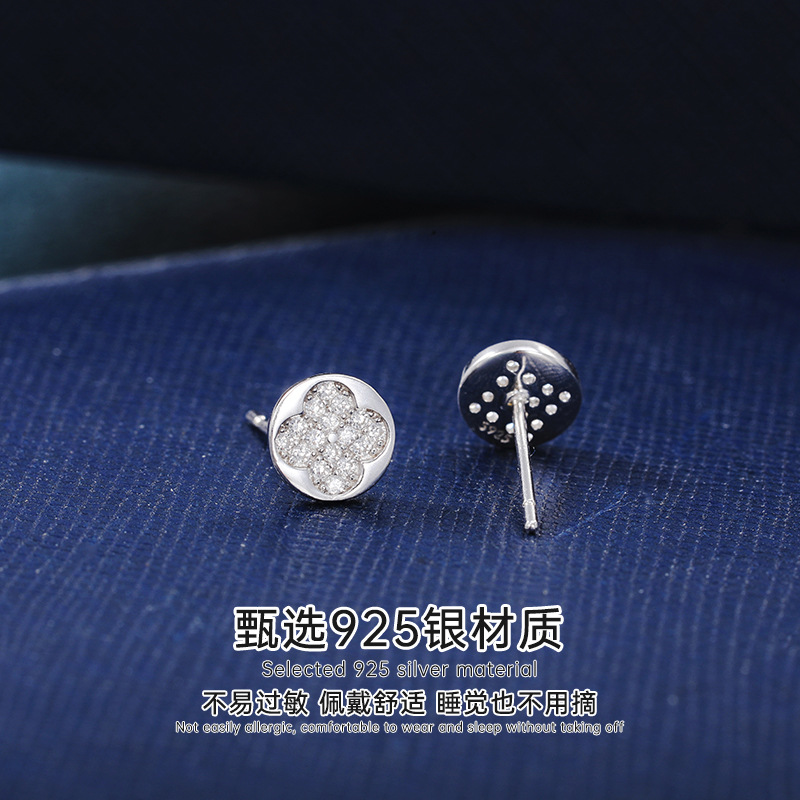 Influential accessory earrings for women, S925 sterling silver Full zirconium four-leaf clover stud earrings, a niche ear-nourishing magic tool, mini, exquisite and versatile earrings wholesale Specification image