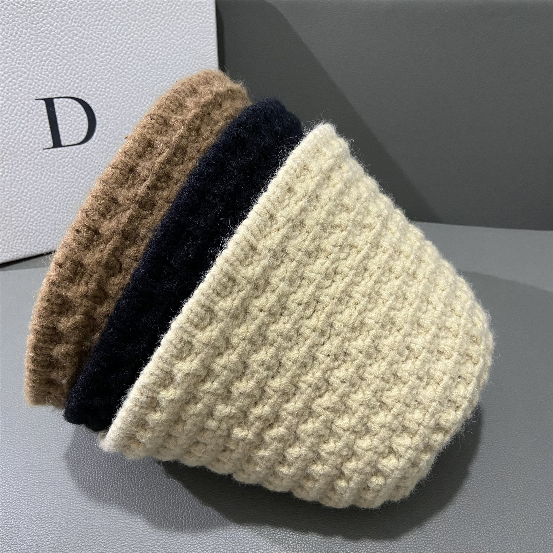The Korean version of the "stick needle bucket hat" is a versatile and sweet woolen knitted warm fisherman hat for women in autumn and winter. It is fashionable and stylish