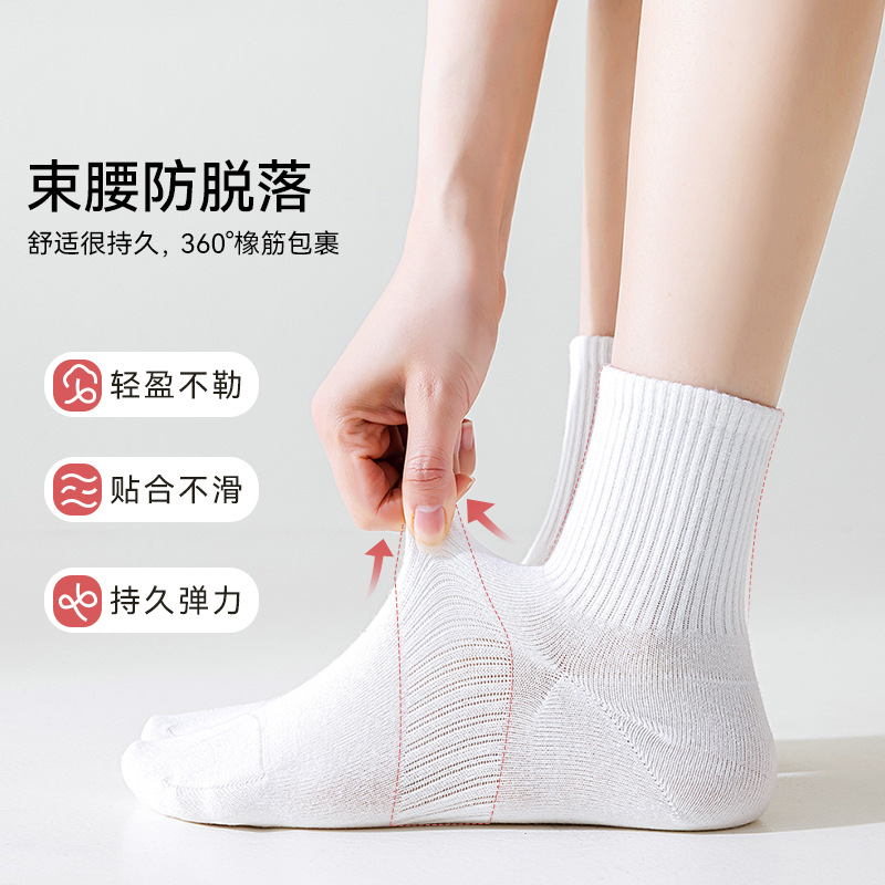 Men's autumn and winter mid-calf socks, antibacterial and deodorizing black and white sweat-absorbing and breathable sports socks, spring and autumn men's long calf socks details Picture
