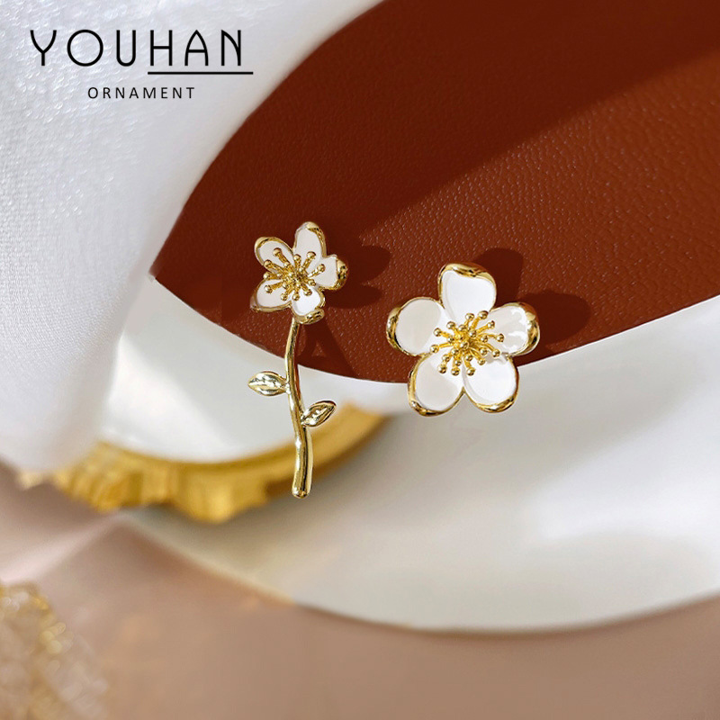 S925银针不对称花朵耳钉女2022年新款潮耳环小众设计感高级耳饰品