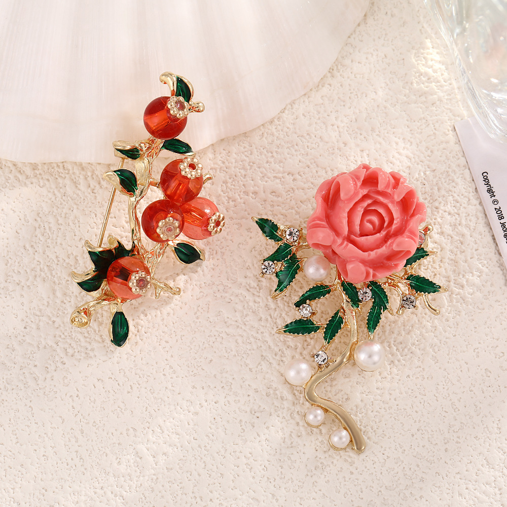 A fresh and delicate peony and zircon flower brooch, a retro pearl fashion pin, a leak-proof clothing accessory, a brooch for women details Picture