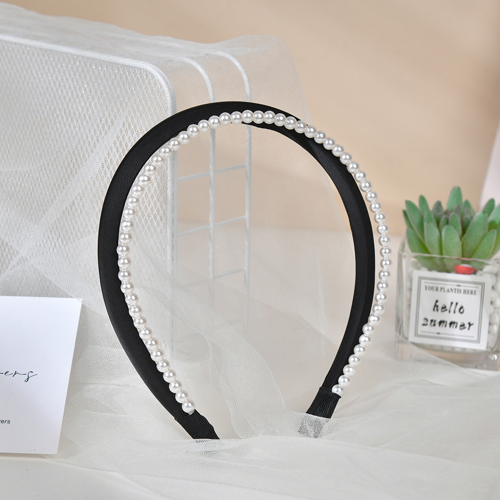 Cross-border European and American fabric knotted hair bands, versatile high headband for the top of the head, woven hair clips, student hair accessories, headbands Application Scenario