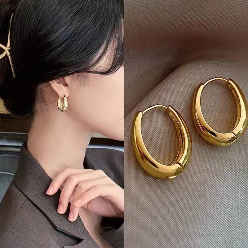 A new batch of retro women's earrings and accessories featuring smooth metal U-shaped ear buckles and geometric oval ear rings from Japan and South Korea