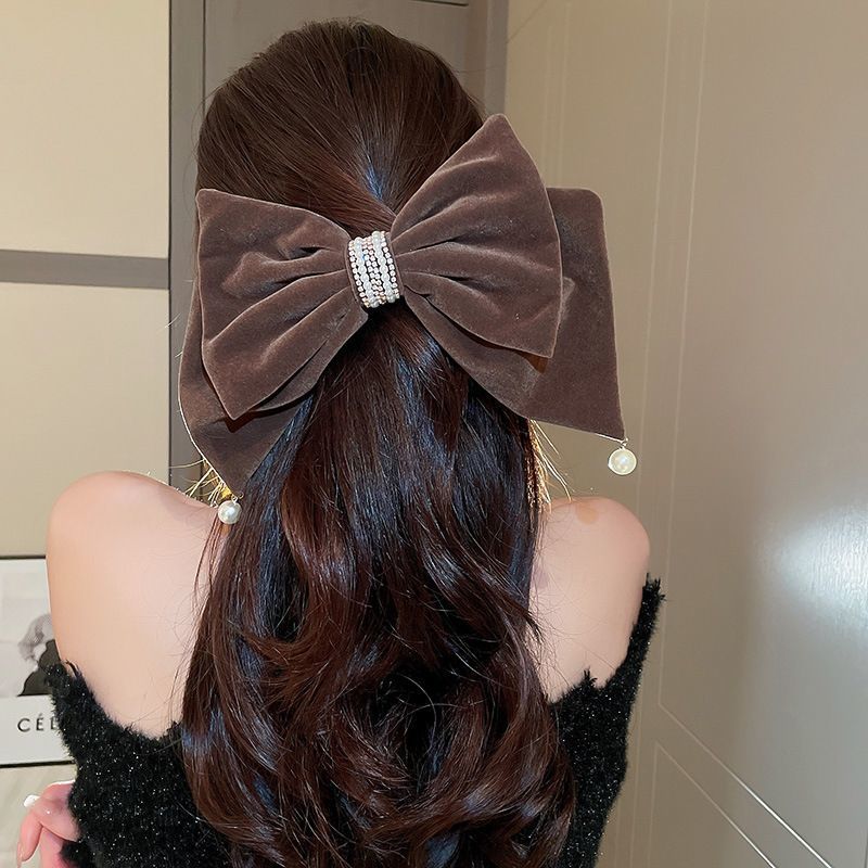 Autumn and winter velvet oversized bow pearl hair clips, women's back head top clip hair clips, high-end and elegant headwear and hair accessories Application Scenario