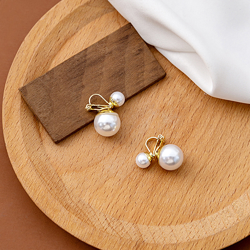 French light luxury pearl ear clips, niche retro style earrings, high-end design, new unique earrings wholesale Application Scenario
