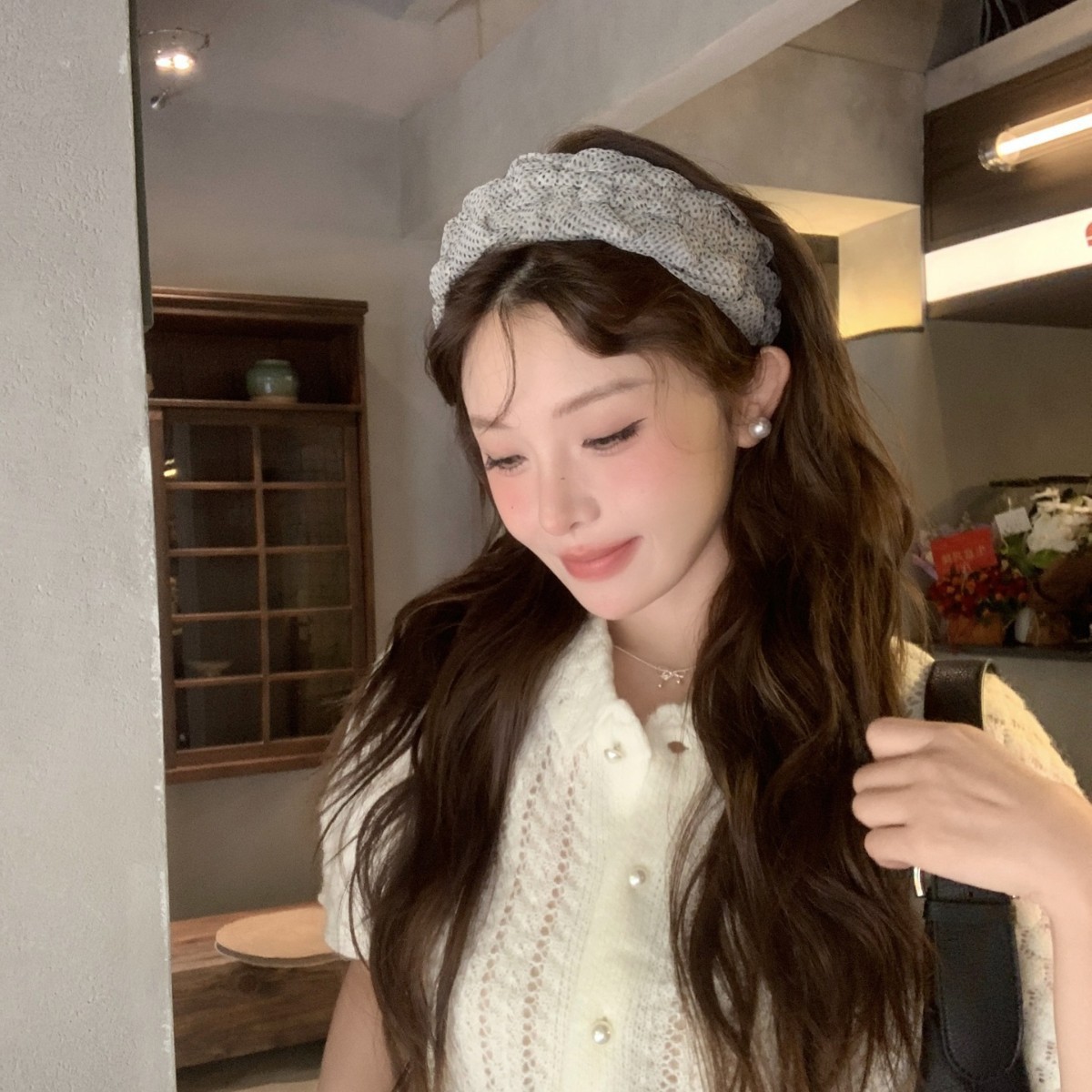 The Organza polka dot twisted wide hair band exudes a high-end feel. The hand-woven braids exude a refined air. The high head band is versatile for women details Picture