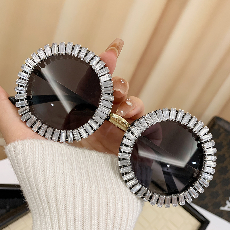 New European and American fashionable diamond-encrusted round-framed sunglasses for both men and women, wholesale metal sunglasses from the manufacturer details Picture
