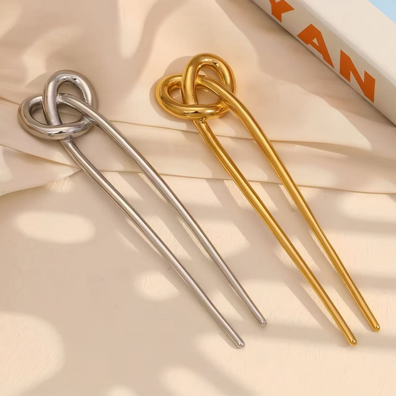 Cross-border European and American creative U-shaped hairpins, high-end metal hairpins, alkali water rope knots, golden surface hair pins, hair accessories and hair clips Specification image