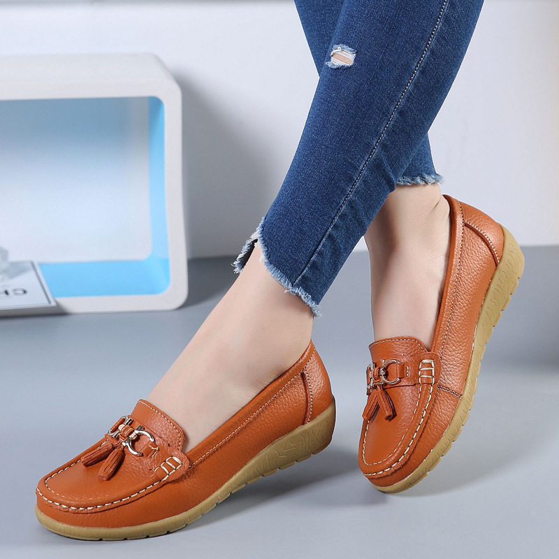 Summer hollowed-out new leather shoes, middle-aged and elderly mother shoes, women's single shoes, bean shoes, women's soft-soled wedge heel croats, women's shoes Application Scenario