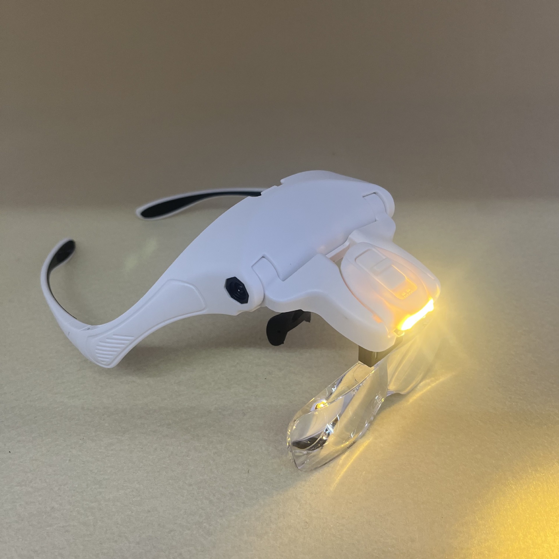 The new cross-border 9892B2A head-mounted glasses with 5 sets of cold and warm light adjustable magnifying glasses Application Scenario
