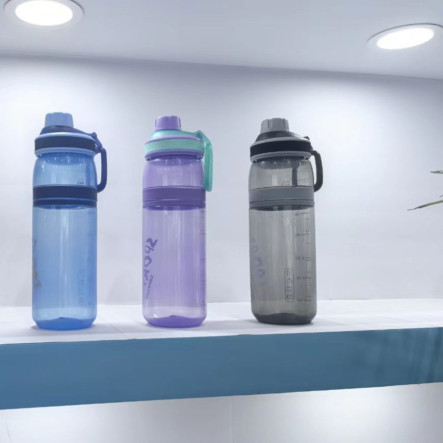 A multi-style creative new silicone spout, large-capacity, portable, two-color transparent gradient pop-up lid sports kettle Application Scenario