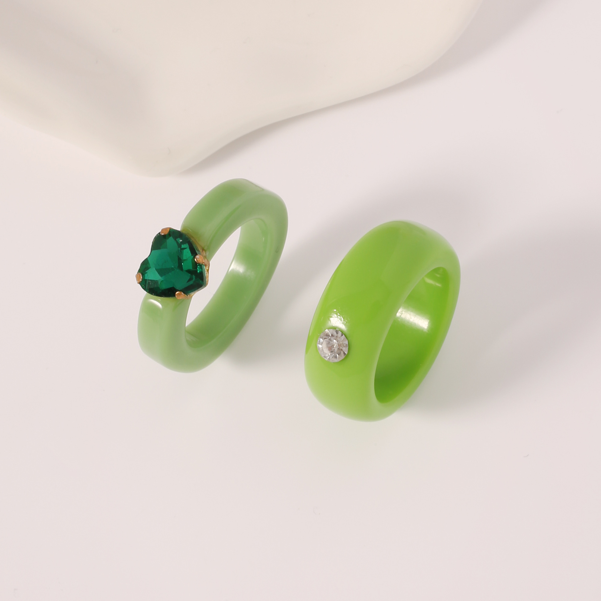 Wholesale of fashionable, retro acrylic resin rings, French niche design transparent rings for women's index fingers Specification image