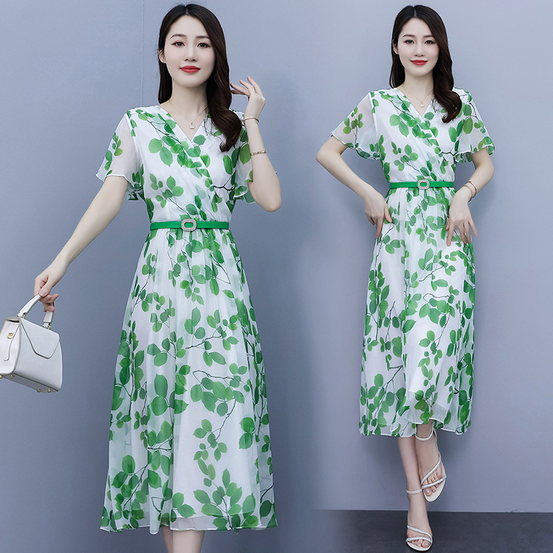 This fresh and elegant chiffon floral dress is a new early autumn style with a tie that cinches the waist and slimming the figure. It is a fashionable and youthful long dress for summer