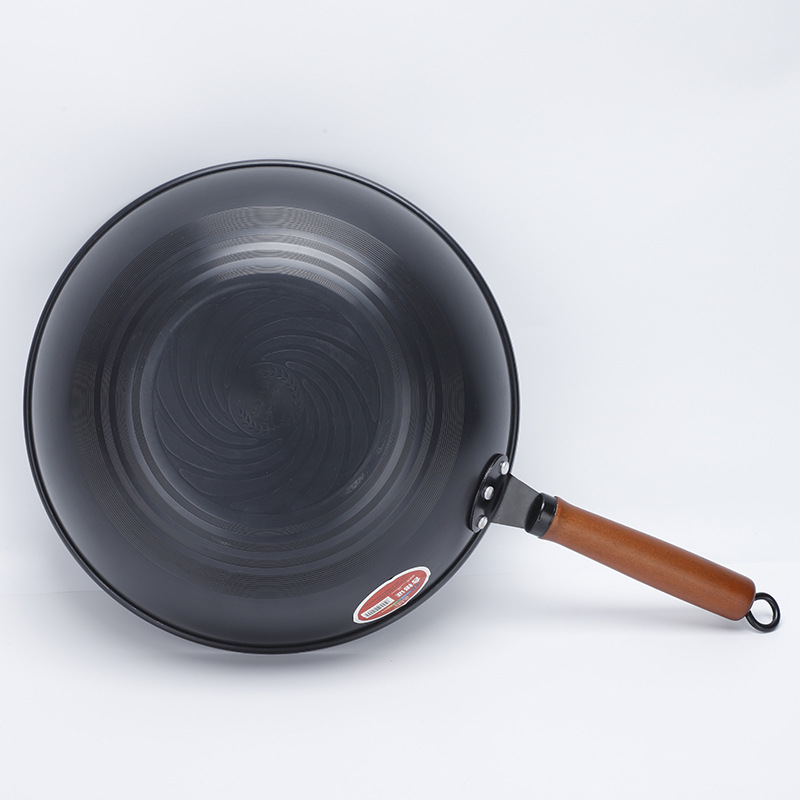 Factory wholesale household old-fashioned cooking POTS, durable old iron POTS, old-fashioned household cooking POTS, universal uncoated cooking POTS Application Scenario