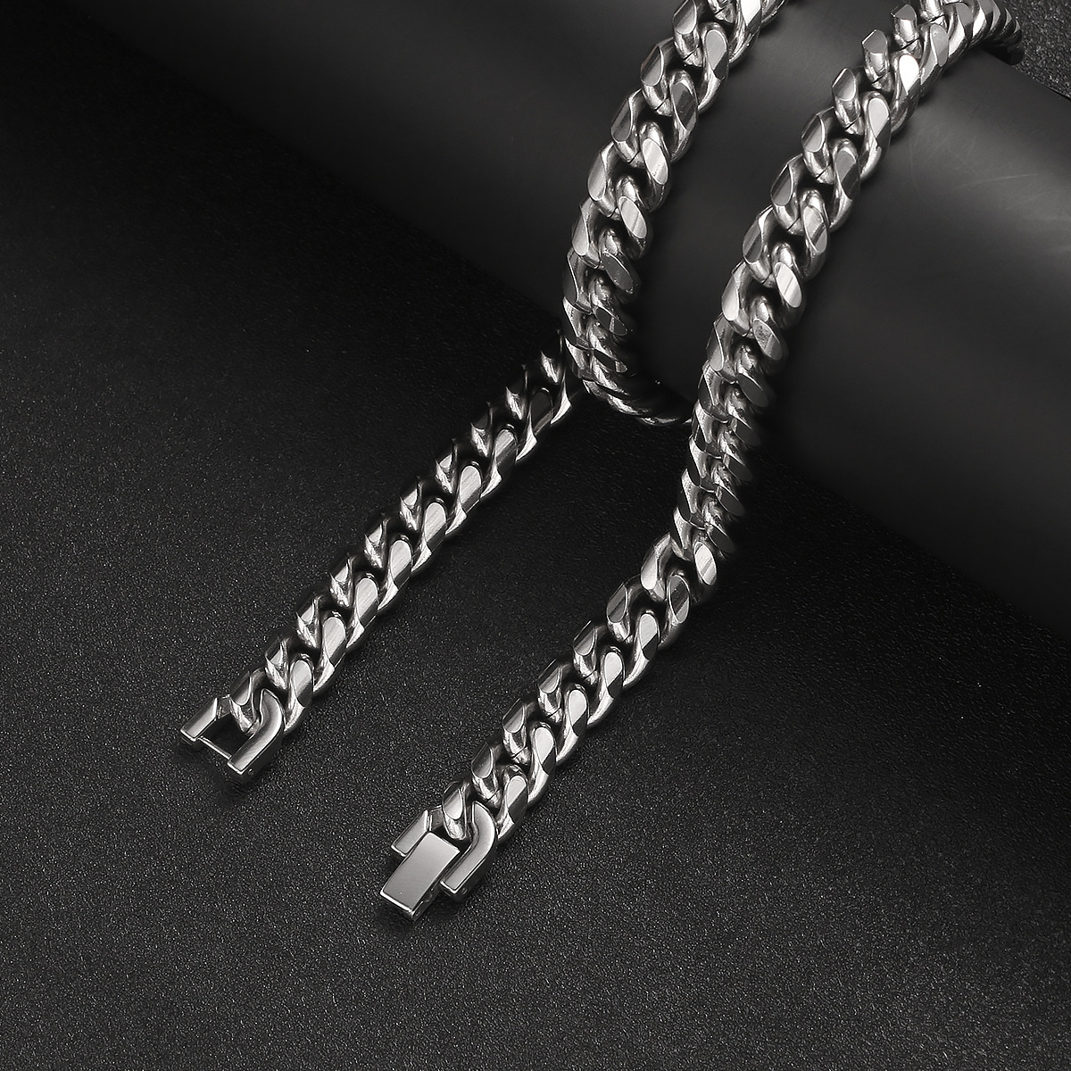 Titanium steel Cuban chain hip-hop necklace, stainless steel round ground encrypted chain, fashionable men's jewelry clasp titanium steel necklace accessory Application Scenario