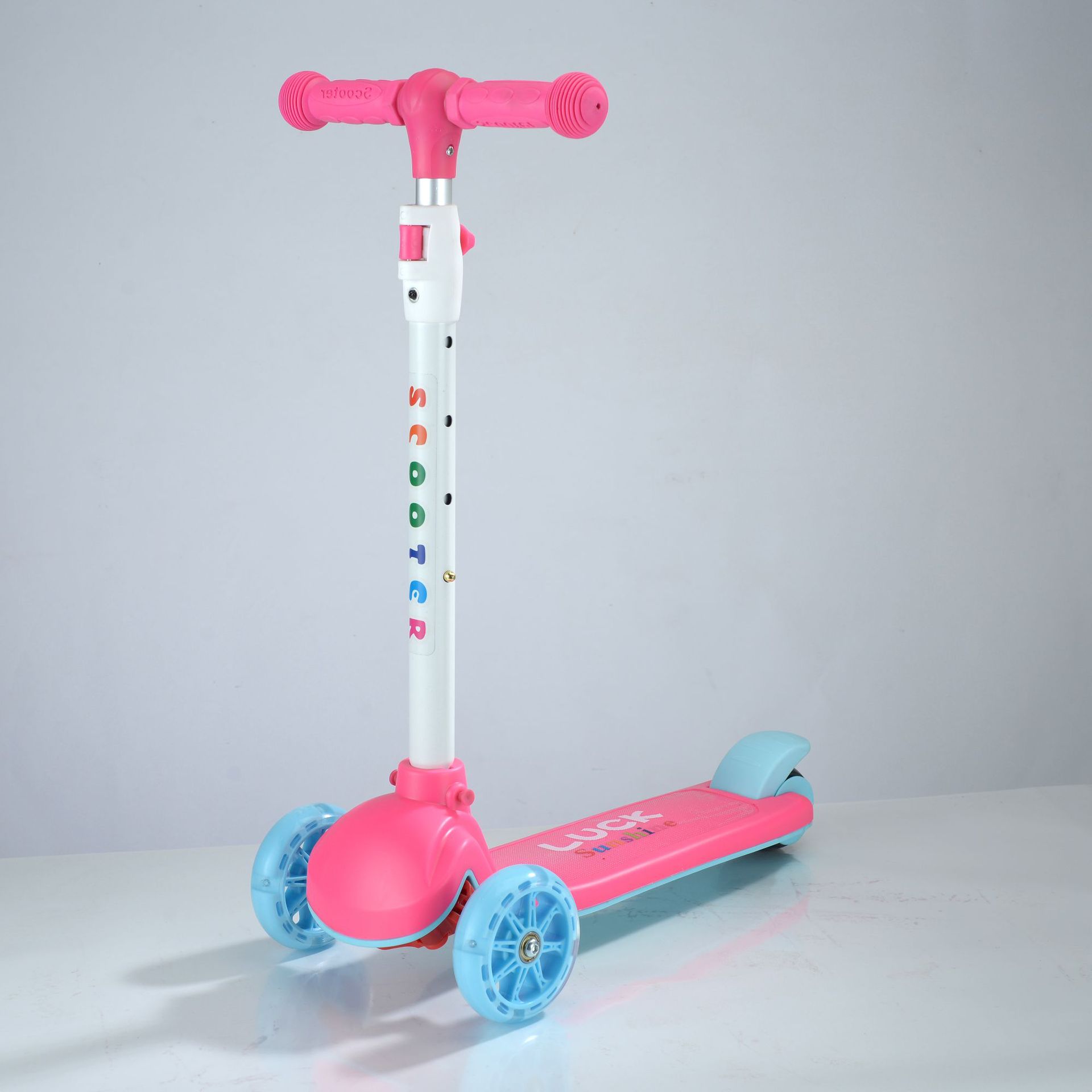 工厂批发儿童可带灯带音乐1-3-6岁闪光轮多档位调节滑板车scooter