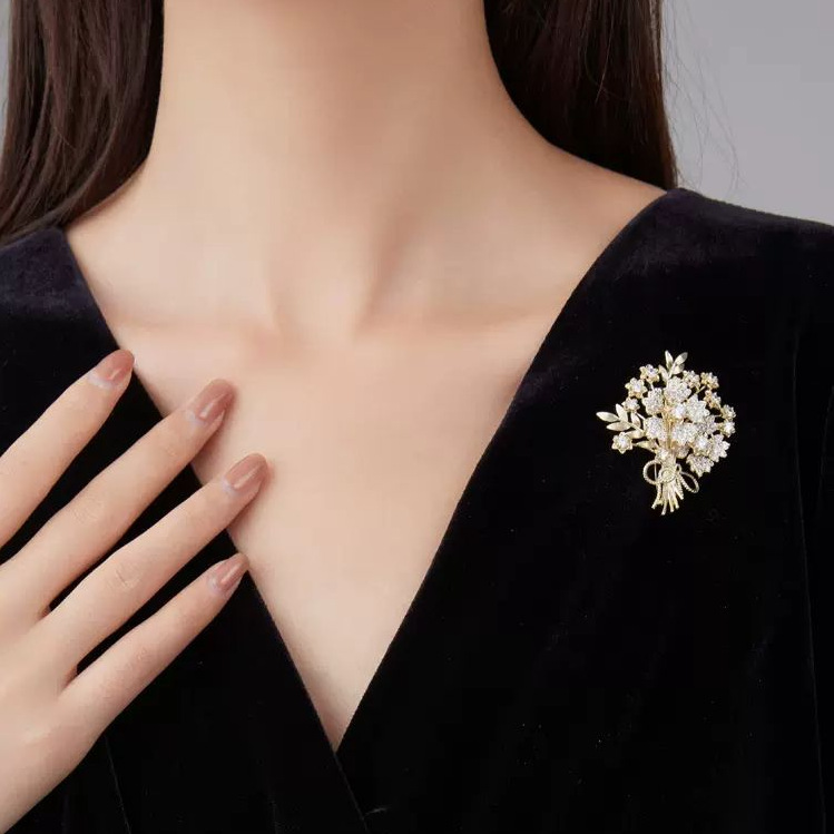 Fashionable and elegant money tree brooch, high-end women's versatile luxury decorative pin, secure clothes, corsage, suit accessory details Picture