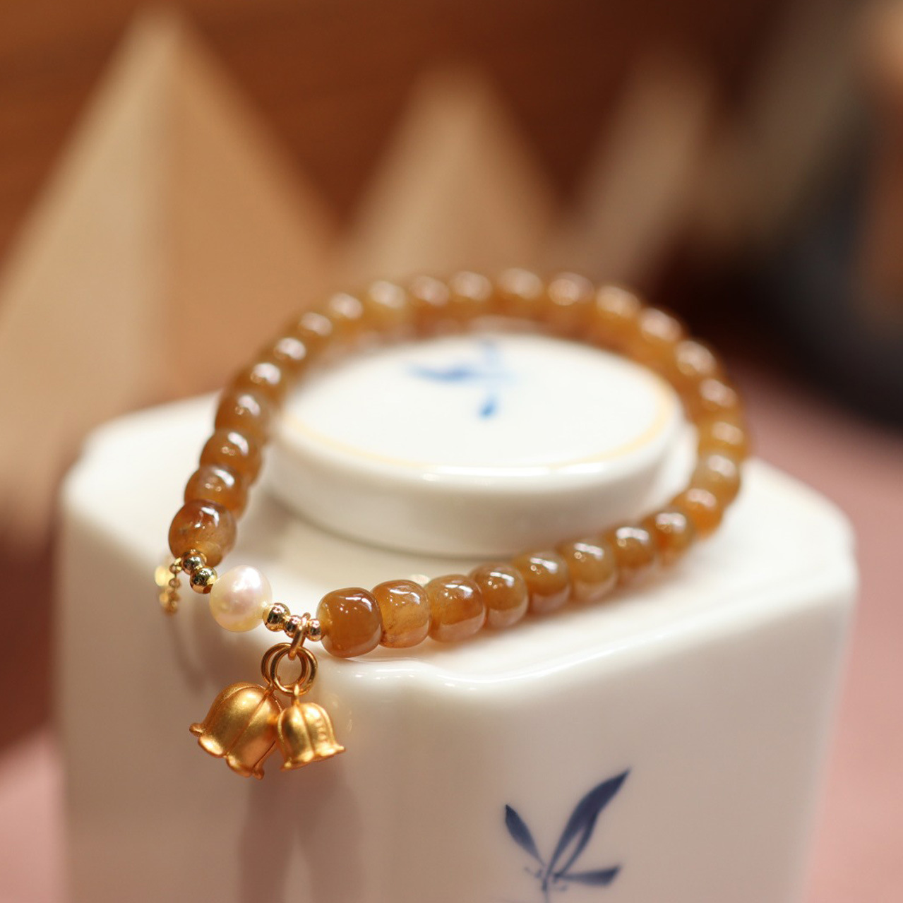 Natural sugar Hetian jade bracelet, women's pearl double lily pendant bracelet, light luxury classical retro style bracelet