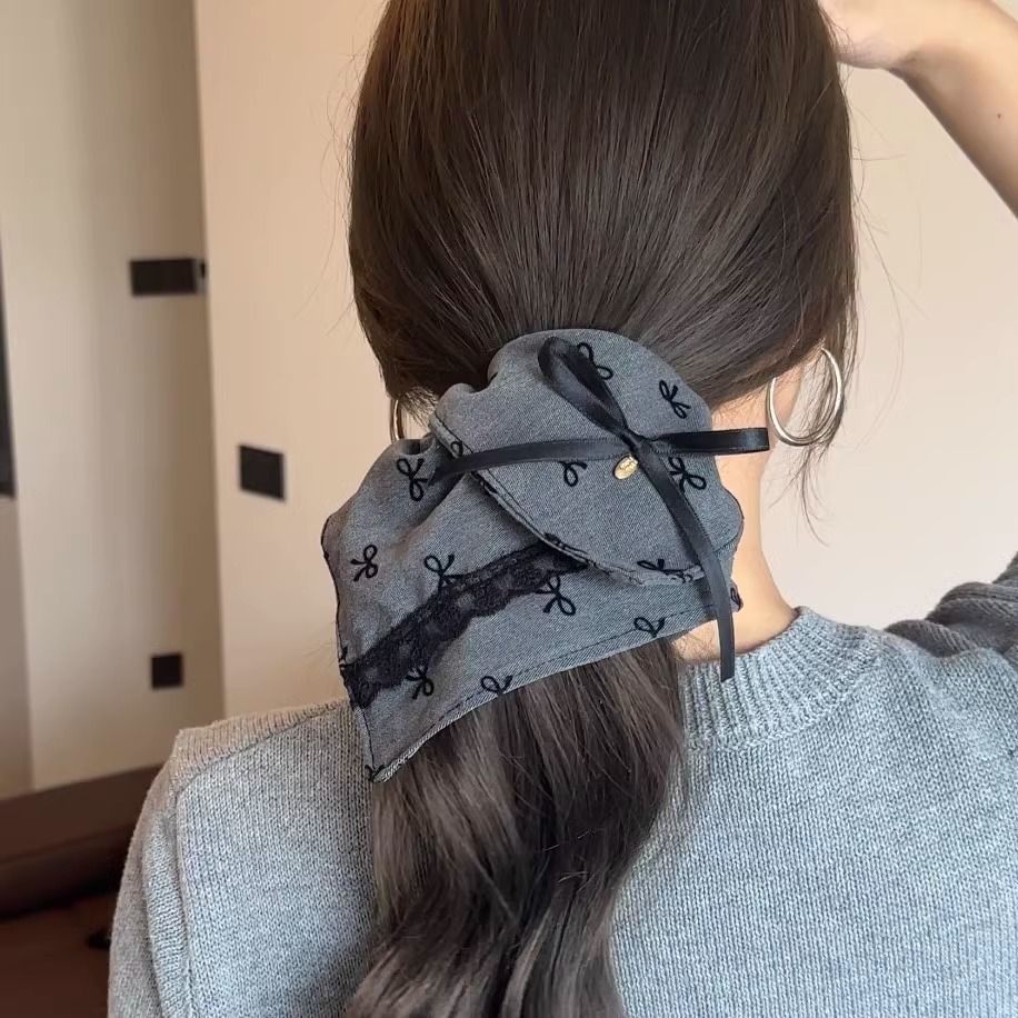 Grey, grey-toned bow, square large intestine hair band, women's hair tie, high-end look, ponytail, bun hair tie, hair accessory Application Scenario
