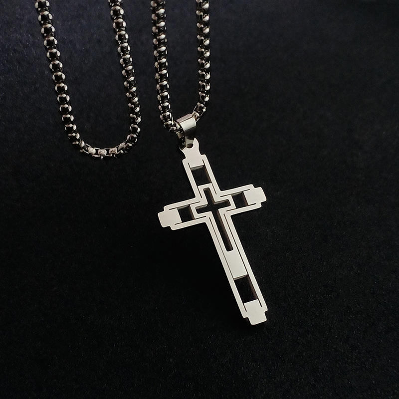 Stainless steel cross men's necklace, a cross-border best-selling accessory with a high-end and light luxury style. Titanium steel non-fading accessory chain Application Scenario