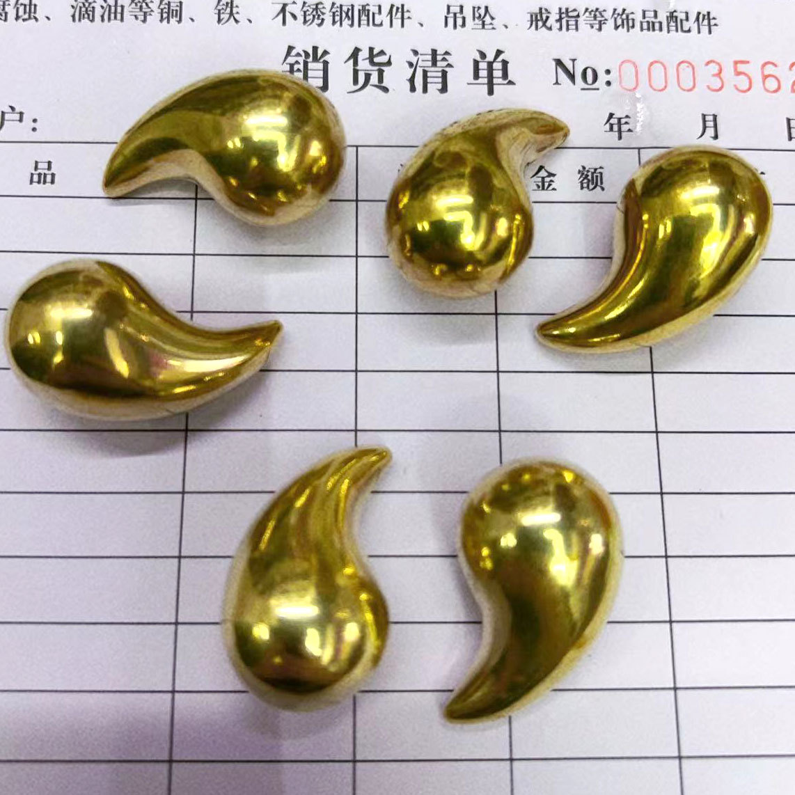 Teardrop-shaped stud earrings for women, European and American smooth metal beans, ins, simple and versatile, light luxury and high-end ear accessories Application Scenario