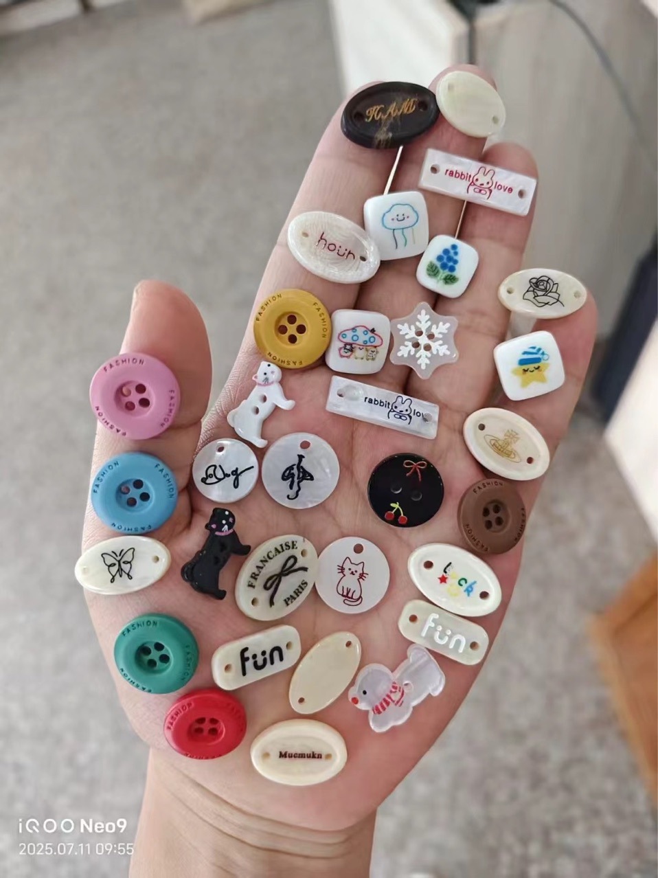 Resin imitation shell clothing label decorative buckle, cute cartoon letter pearlescent buckle, shirt sweater, dress, hat accessories Item Picture