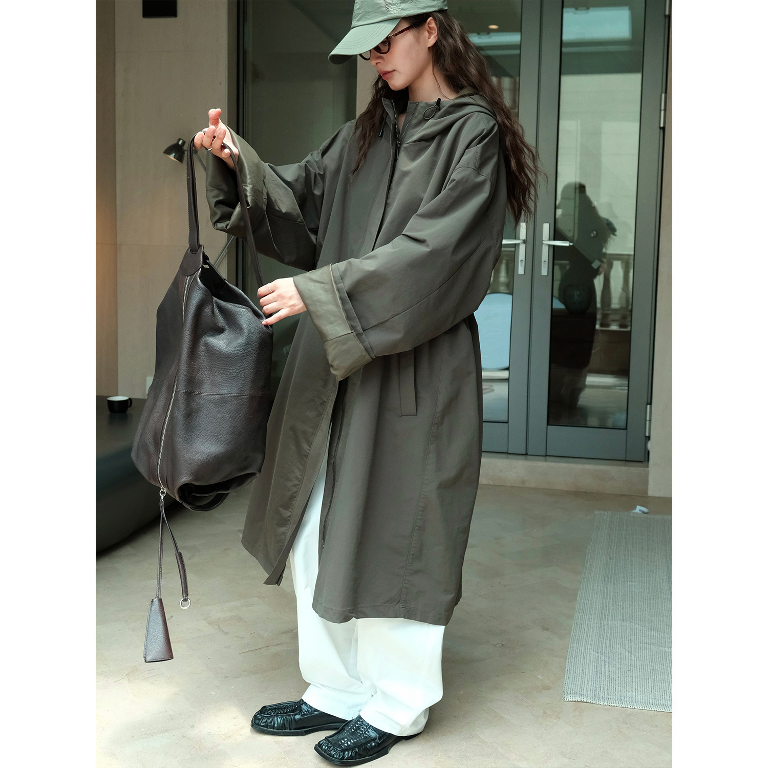 The new autumn Japanese-style outdoor street casual hooded silhouette windbreaker is a slimming and windproof long coat for women