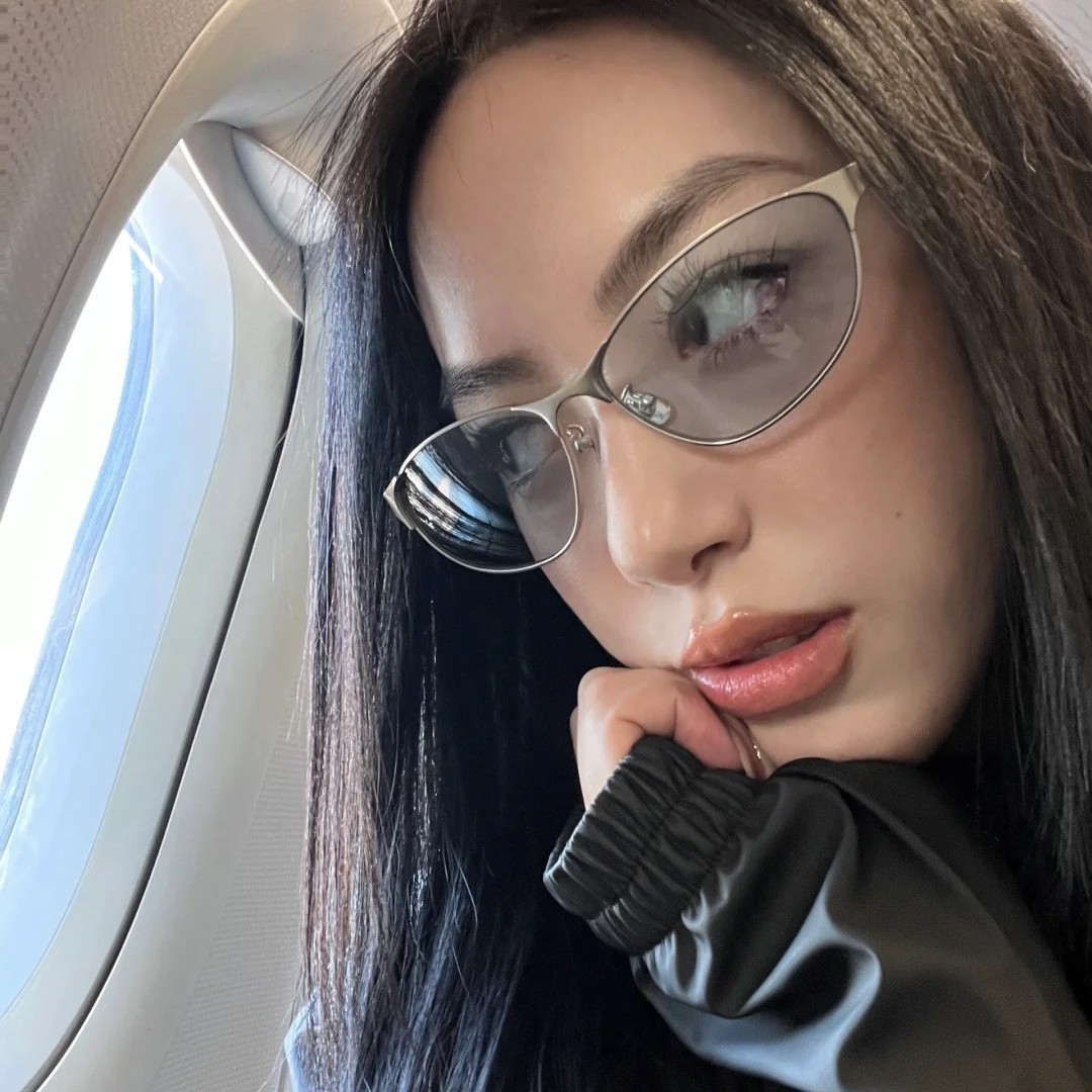 欧美未来风沙滩辣妹超轻太阳眼镜小红书爆款时尚金属猫眼复古墨镜