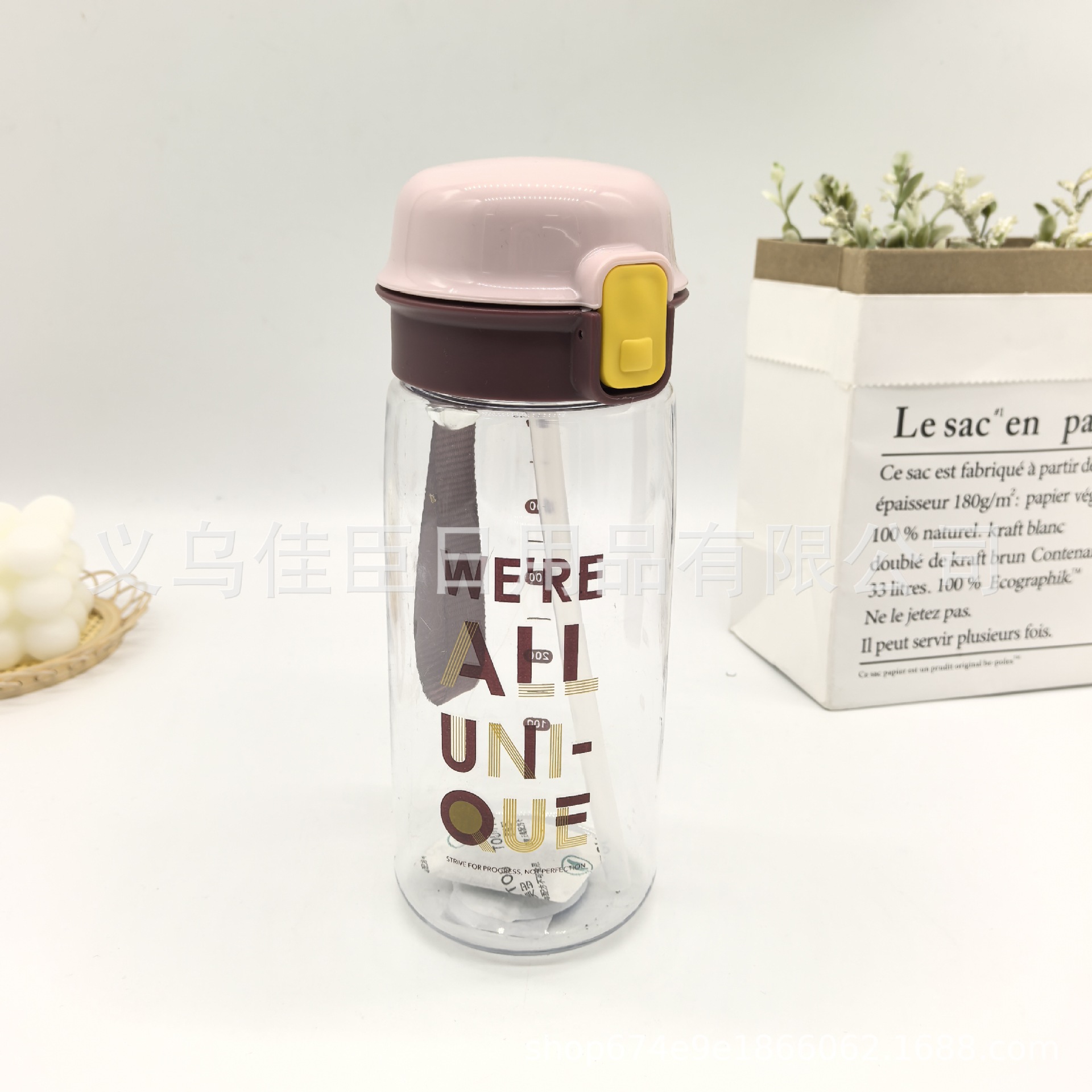 Nai Gao children's water bottle and cup, new letter creative water cup, pop-up lid portable straw cup, student plastic cup Application Scenario