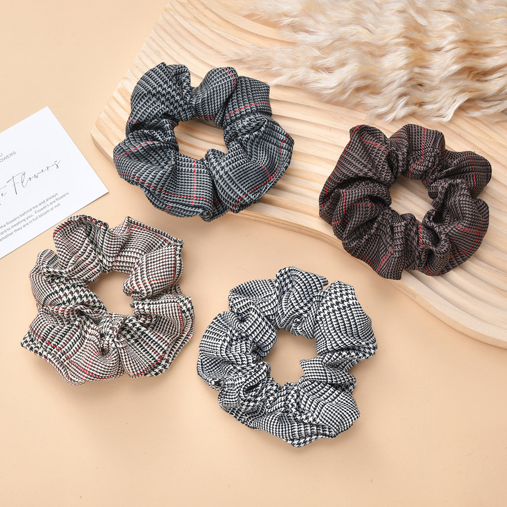 Wholesale of the 2023 new thousand-bird checkered large intestine hair band, a fashionable checkered headwear, and a retro classic hair band from the manufacturer