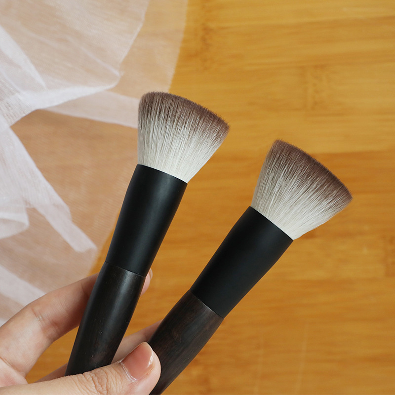 Jiesilin Flat Head Powder Brush Ebony Purified Fine Light Peak Wool Setting Brush Cangzhou Novice Animal Hair Makeup Brush Application Scenario