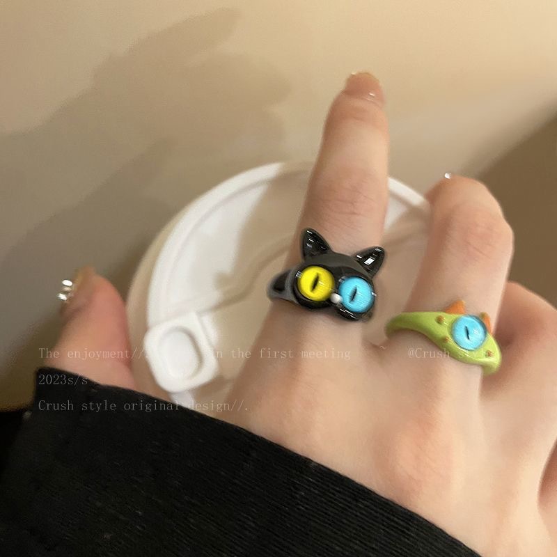 A quirky black cat monster ring, a fashionable and unique design for women on Instagram, and a tail ring for best friends and couples Application Scenario