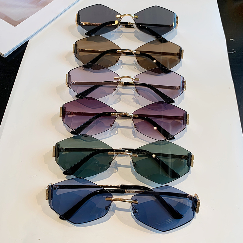 New cross-border fashion polygonal frameless trimmed sunglasses, European and American metal decorative sunshade sunglasses 90253 Application Scenario