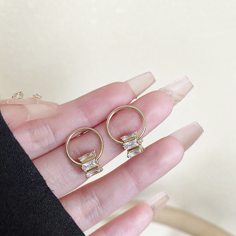 Korean-style design circle zircon stud earrings for women, a light luxury, high-end, fashionable and individual look, cold and elegant style earrings