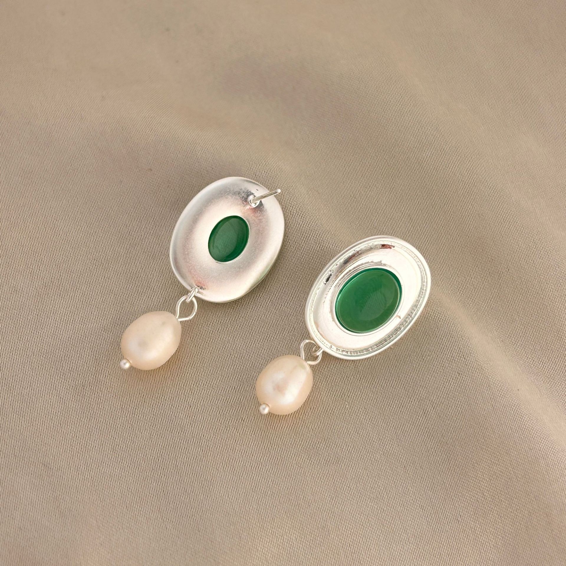 French retro oval Baroque pearl earrings, forest style, light luxury, high-end feel, simple and elegant silver needle earrings for women pic 8