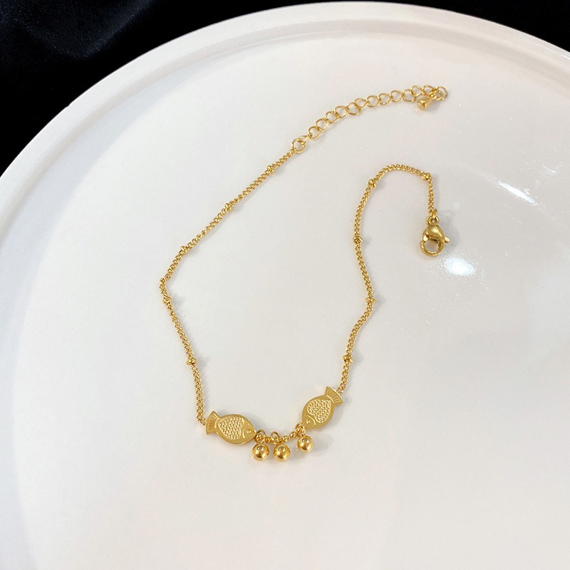 Japanese and Korean light luxury double small fish ankle chain for women, summer titanium steel gold high-end, cold style, niche design sense ankle chain Application Scenario