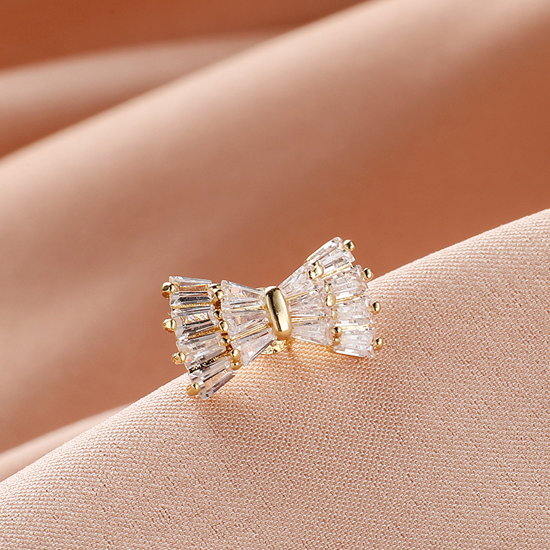 Anti-exposure small brooch for women, high-end and elegant copper zircon inlaid collar pin brooch decoration, clothing accessories wholesale Application Scenario