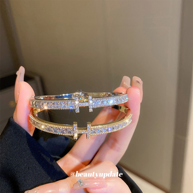 A new Korean zircon letter clasp bracelet, a fashionable, elegant and high-end wristband, is a popular light luxury accessory for women