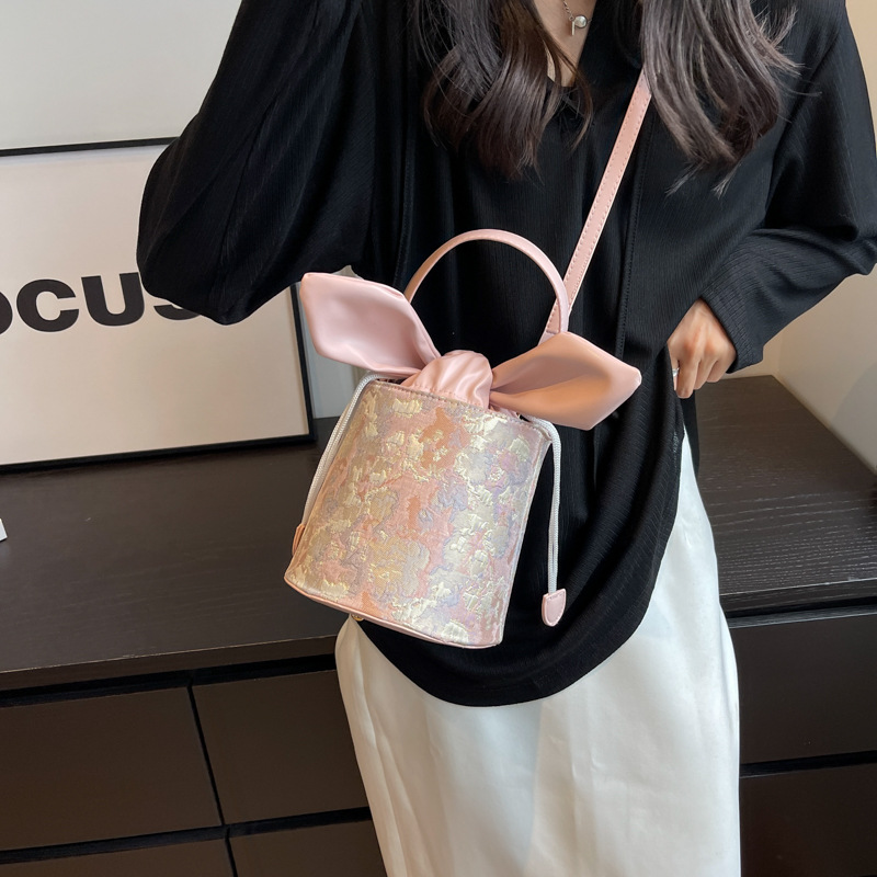 今年流行包包女2024新款小众设计单肩斜挎包潮时尚百搭手提水桶包