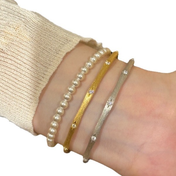اما الايطالية الفرنسية القديمة، فيُعرَف اسوار مونلاسي المؤلفة من ثمانية نجوم Item Picture