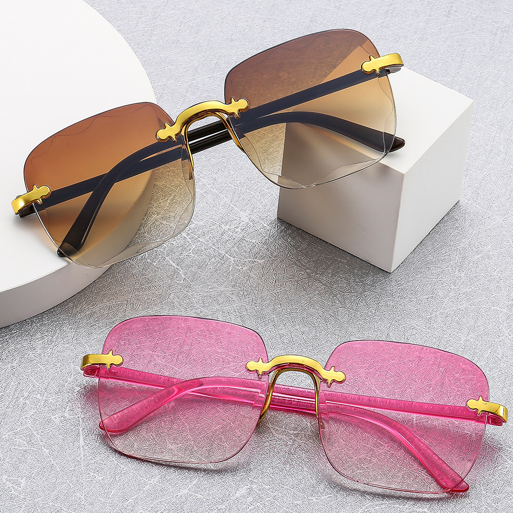 Cross-border European and American frameless square sunglasses, fashionable and trendy cut-edge frameless sunglasses, ladies' street style and fashion show sunglasses Application Scenario