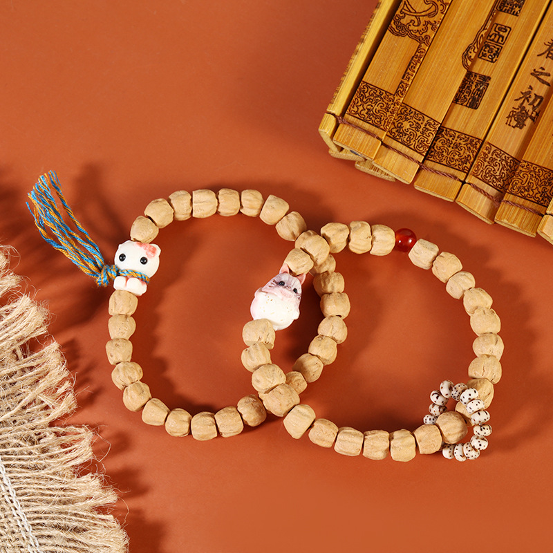 A Tibetan-style hot vibrating cypress seed round bead bracelet with 108 "ghost face pattern" passion seed Bodhi beads, double-loop playable Application Scenario