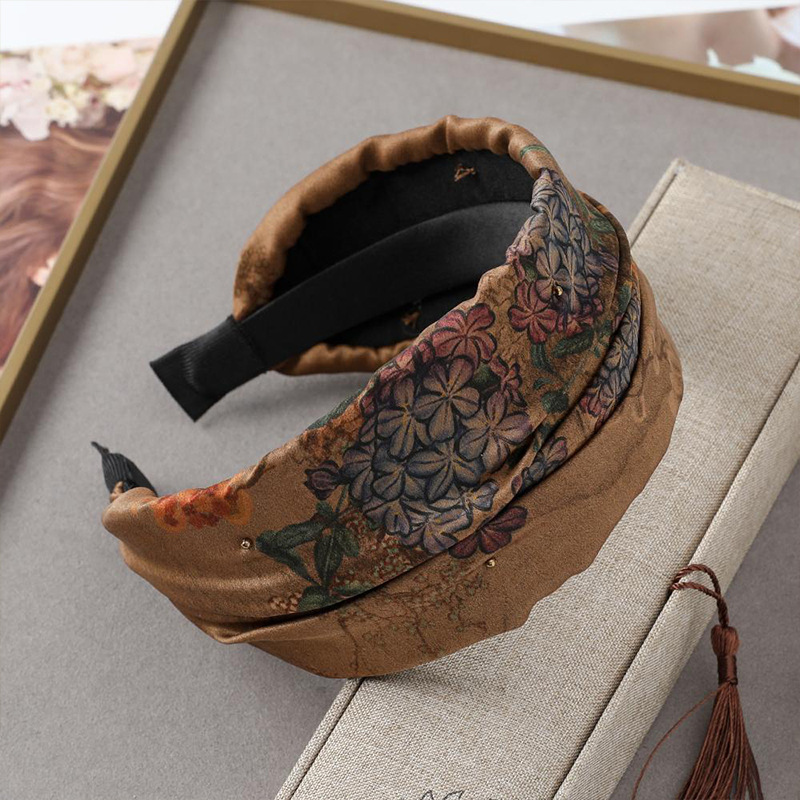 The Chinese-style wide-brimmed hairband fabric is simple, fashionable and stylish. The hairpin can cover white hair, and the headband can press the hair and wash the face. It is a ethnic-style headwear Item Picture