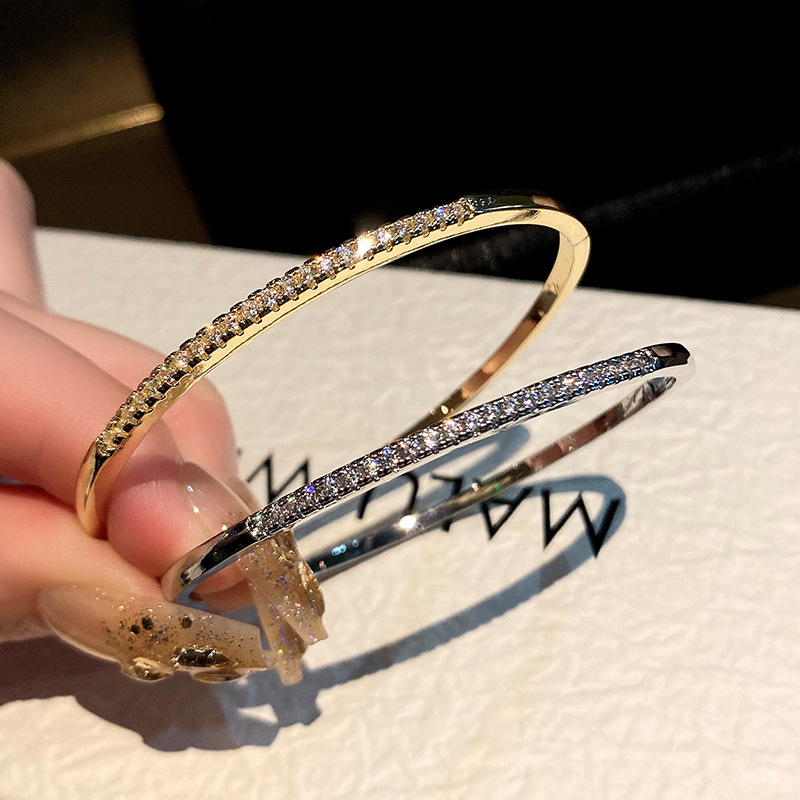 Simple copper-inlaid zircon geometric bracelet, a fashionable and high-end European and American wristband with a unique and niche design. New jewelry for women